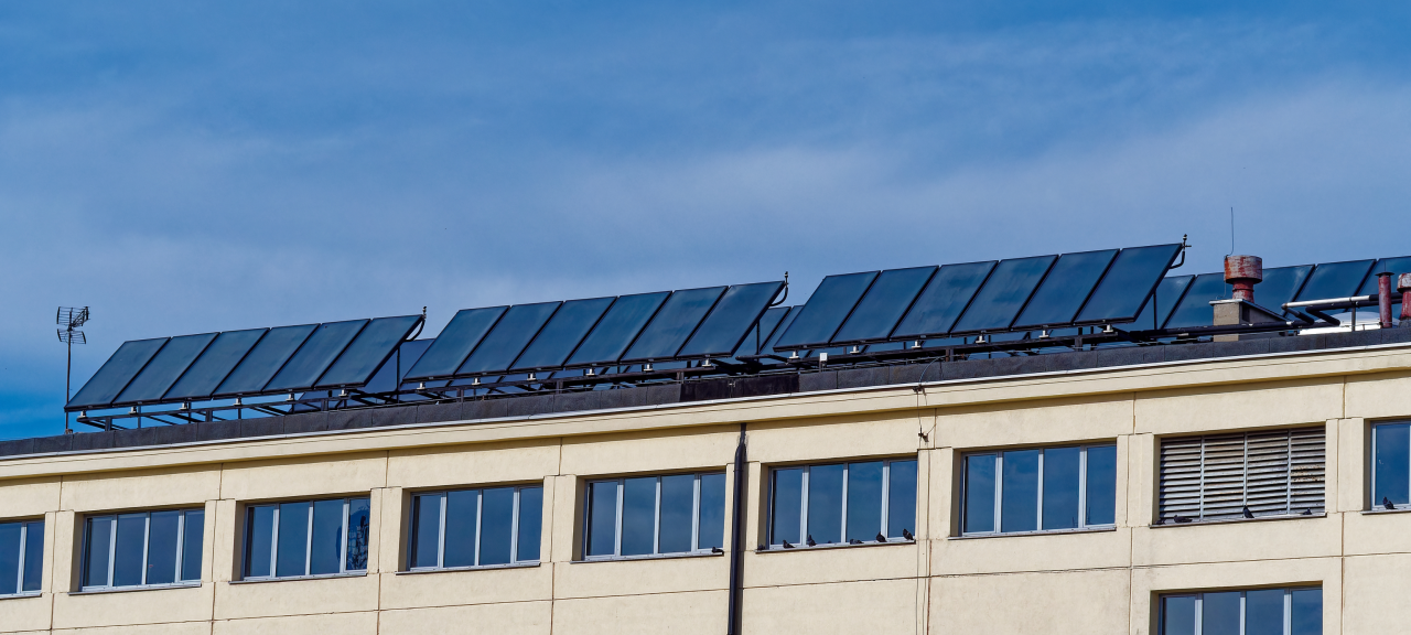 Vue aérienne de panneaux solaires sur un toit